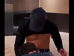 Le ofresco propina extra al repartidor de globo y me folla delicioso niks asian gay sex videos