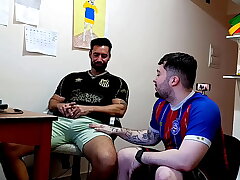 Vizinho hétero casado veio ver o jogo e jogou a rola hardly ever meu cu (COMPLETO hardly ever RED) asian older gay coition videos