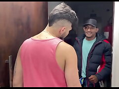 RECEBI UMA ENTREGA E PEDI Spitfire ENTREGADOR SUBIR. ELE ME COMEU COMO PAGAMENTO E AINDA ME DEU LEITE NA BOCA. gay asian boy dealings videos