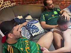 Foi assistir a partida de futebol com dois torcedores ativos e tomou pica gostoso no cu. - FULL SHEER.COM asian elated caught sex videos