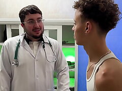 Médico novinho e passivo ajudou o paciente que estava com medo de sentir um dedo no cu  COMPLETO NO Red-hot X asian gay sex videos